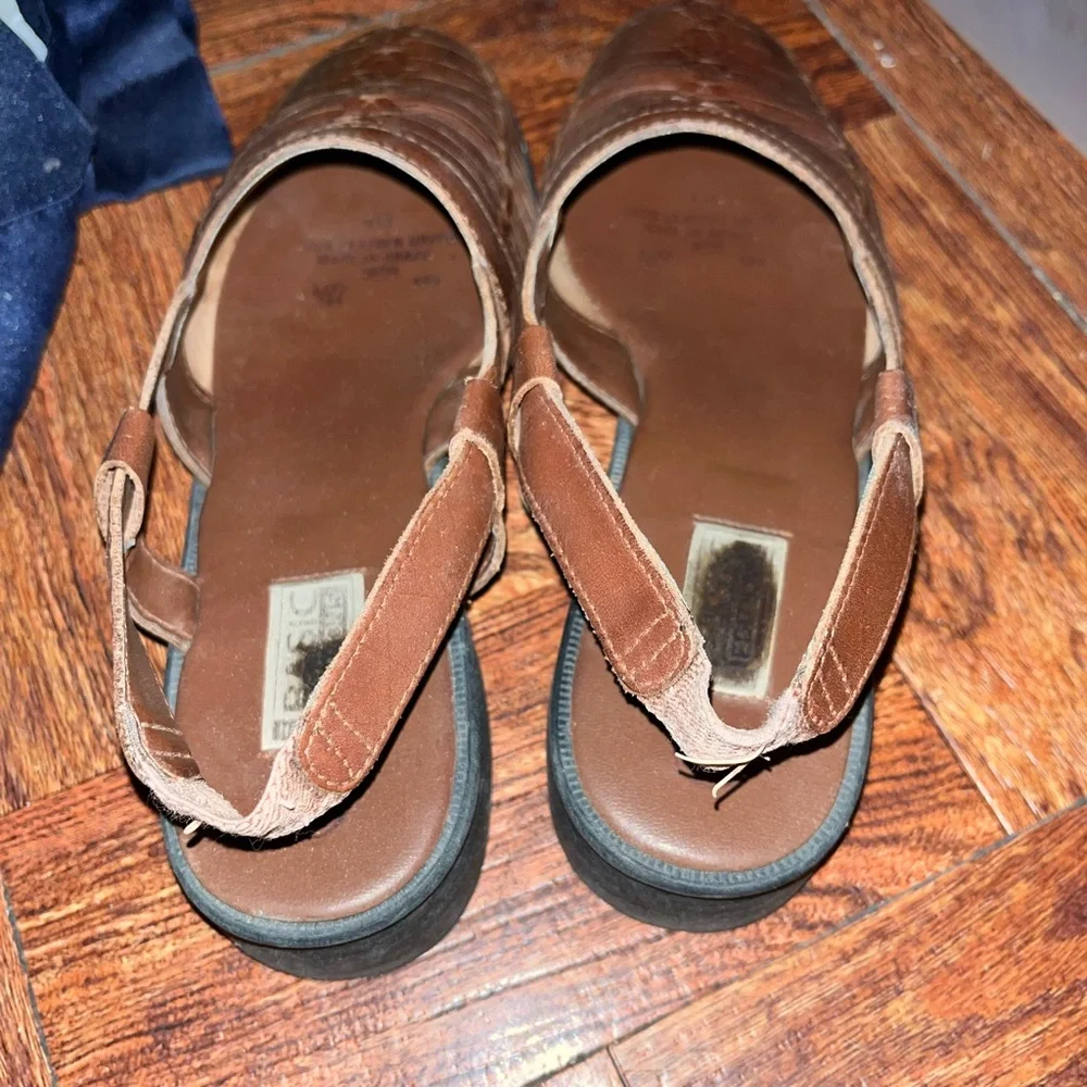 Basic Editions Brown Sandals with Woven Design - Picture 3 of 4